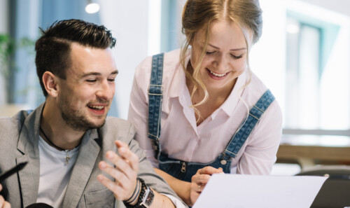 joyeux-collegues-regardant-plans-papier